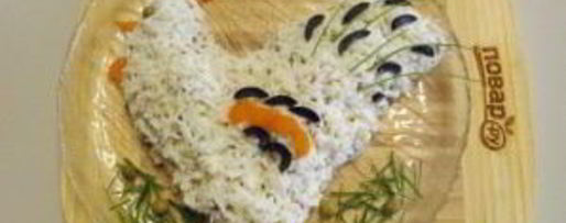 Шаг 8: салата оливье в виде петуха