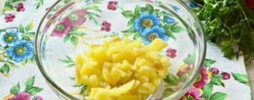 Шаг 1: салата в виде петуха оливье