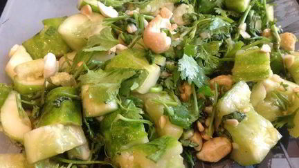 Рецепт Салата из битых огурцов