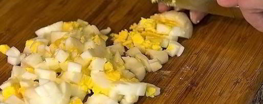 Шаг 3: салата из кальмаров с грибами