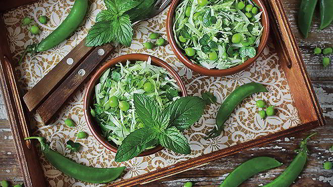 Рецепт Салата из капусты со свежим горошком