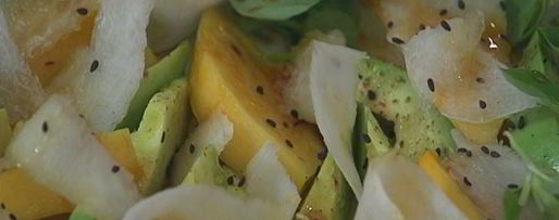 Шаг 8: салата из хурмы с авокадо и дайконом