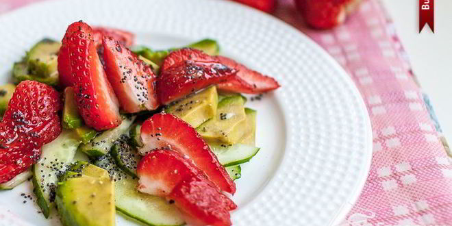 Рецепт салата из клубники, огурцов и авокадо