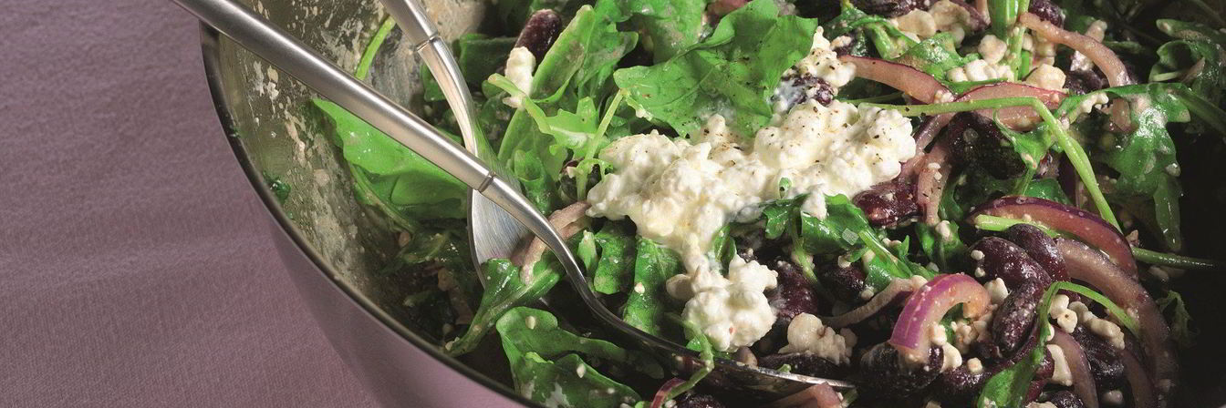 Рецепт Салата из красной фасоли с творожным сыром, красным луком и сезонным салатом