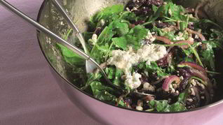 Рецепт Салата из красной фасоли с творожным сыром, красным луком и сезонным салатом