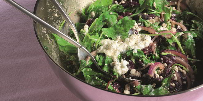 Рецепт салата из красной фасоли с творожным сыром, красным луком и сезонным салатом