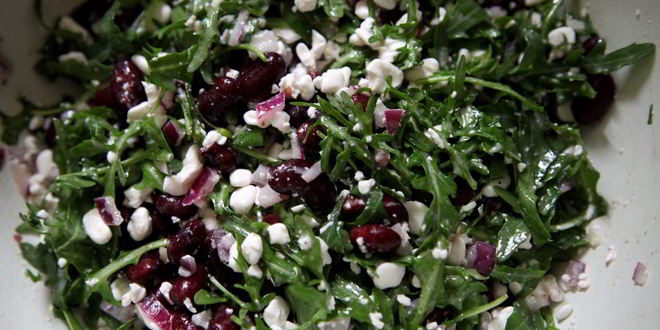 Рецепт салата из красной фасоли с творожным сыром, красным луком и сезонным салатом