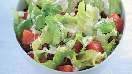 Рецепт Салата из малосольного лосося с ржаными сухариками