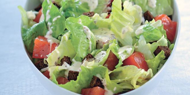 Рецепт салата из малосольного лосося с ржаными сухариками