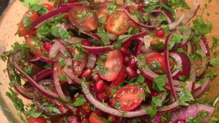 Рецепт Салата из помидоров черри с красным луком и травами