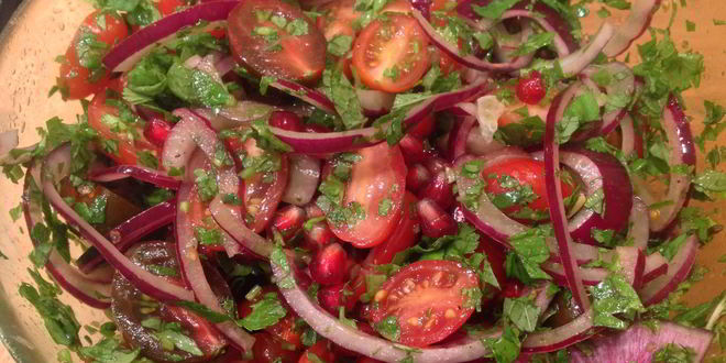 Рецепт салата из помидоров черри с красным луком и травами