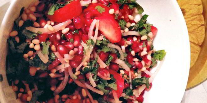 Рецепт салата из помидоров черри с красным луком и травами