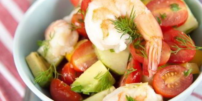 Рецепт салата из помидоров с креветками и авокадо