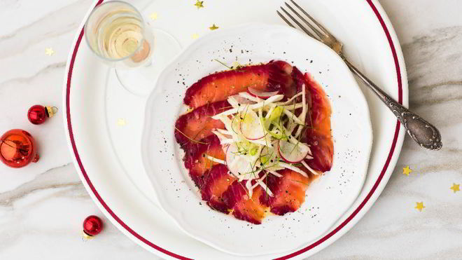 Рецепт Салата из редьки и лосося, маринованного в свекольном соке