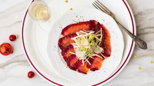 Рецепт Салата из редьки и лосося, маринованного в свекольном соке