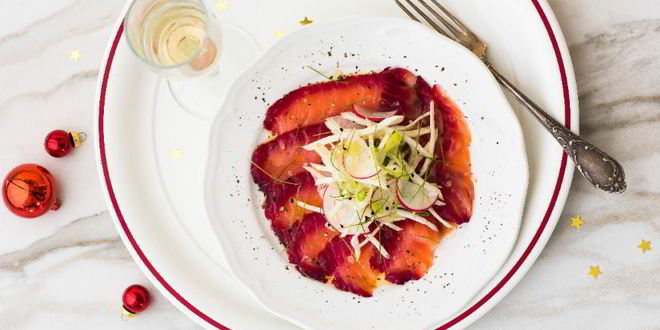 Рецепт салата из редьки и лосося, маринованного в свекольном соке