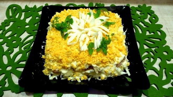 Рецепт Салата Хризантема с плавленным сыром тунцом и яблоками