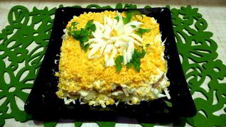 Рецепт Салата Хризантема с плавленным сыром тунцом и яблоками