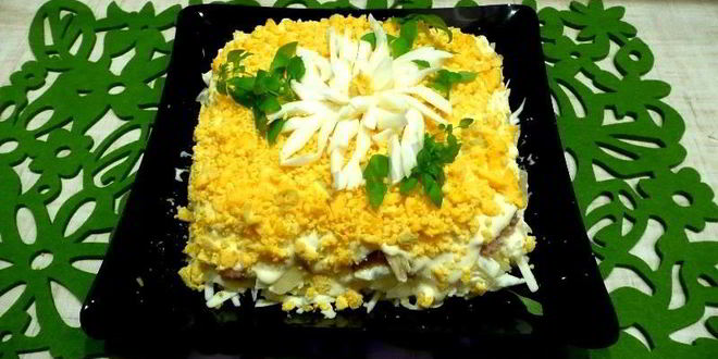 Рецепт салата хризантема с плавленным сыром тунцом и яблоками