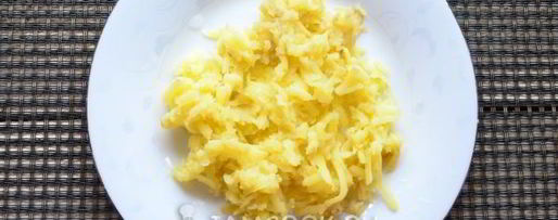 Шаг 2: салата мимоза с консервами и сыром