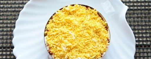 Шаг 13: салата мимоза с консервами и сыром