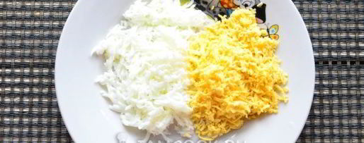 Шаг 3: салата мимоза с консервами и сыром