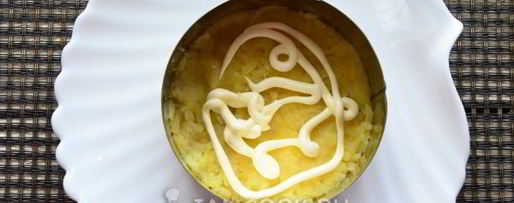 Шаг 6: салата мимоза с консервами и сыром