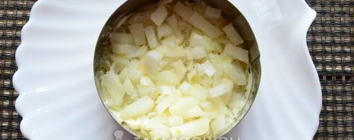 Шаг 7: салата мимоза с консервами и сыром