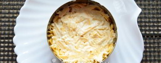 Шаг 8: салата мимоза с консервами и сыром