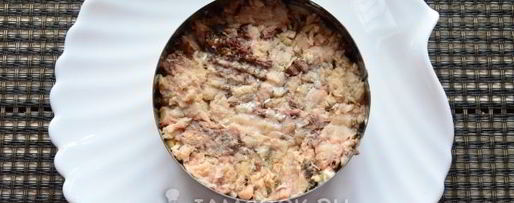 Шаг 9: салата мимоза с консервами и сыром