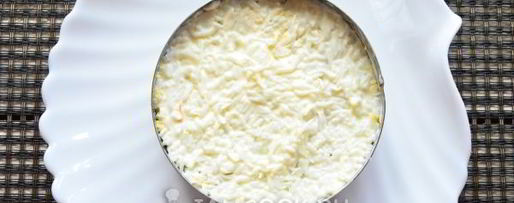 Шаг 10: салата мимоза с консервами и сыром