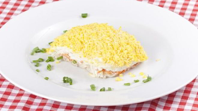 Рецепт Салата Мимоза с печенью трески и яблоками