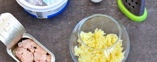 Шаг 3: салата мимоза с печенью трески