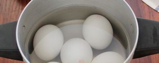 Шаг 2: салата мимоза с сыром и сливочным маслом