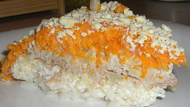 Рецепт Слоеного салата Мимоза с рыбой и рисом