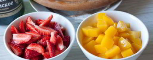 Шаг 6: желе мимоза с персиками и клубникой