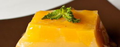 Шаг 9: желе мимоза с персиками и клубникой