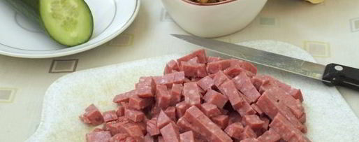 Шаг 4: салата обжорка с копченой колбасой