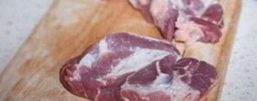 Шаг 1: картошки под шубой в духовке со свининой