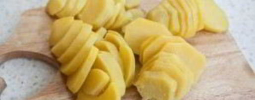 Шаг 4: картошки под шубой в духовке со свининой