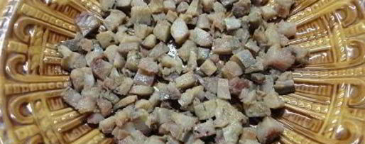 Шаг 1: сельди под легкой шубкой