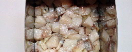 Шаг 3: сельди под шубой с грибной икрой