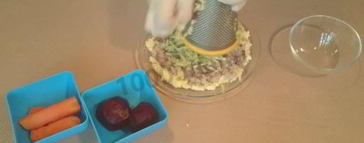 Шаг 2: сельди под шубой с яблоком