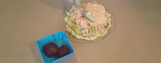 Шаг 3: сельди под шубой с яблоком