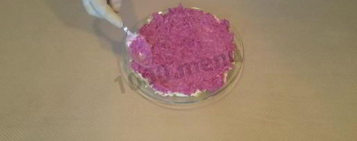 Шаг 4: сельди под шубой с яблоком