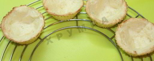 Шаг 3: сельди под шубой в картофельных тарталетках