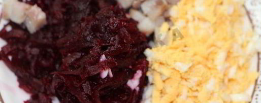 Шаг 4: сельди под шубой в картофельных тарталетках