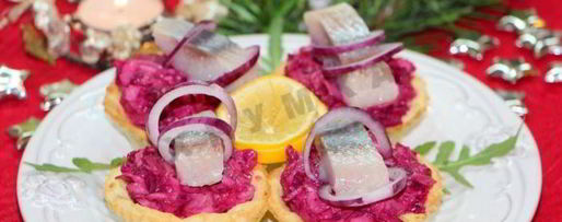 Шаг 5: сельди под шубой в картофельных тарталетках