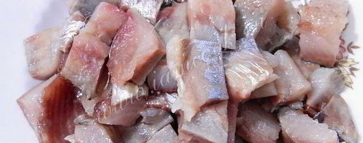 Шаг 2: селедки под легкой шубой с яблоком