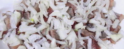 Шаг 10: селедки под легкой шубой с яблоком